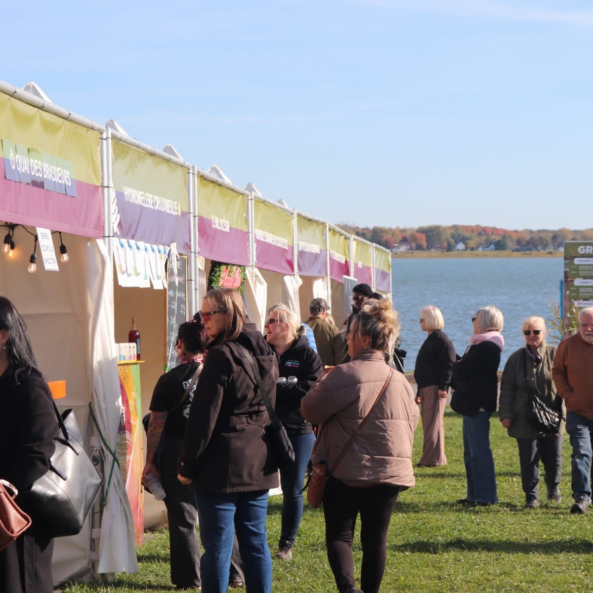 Festivalier·ères à Délices d'automne.
