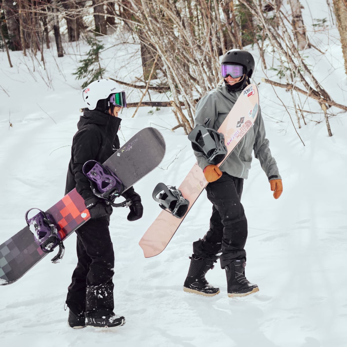Two people with their snowboards at Mont Lac-Vert.