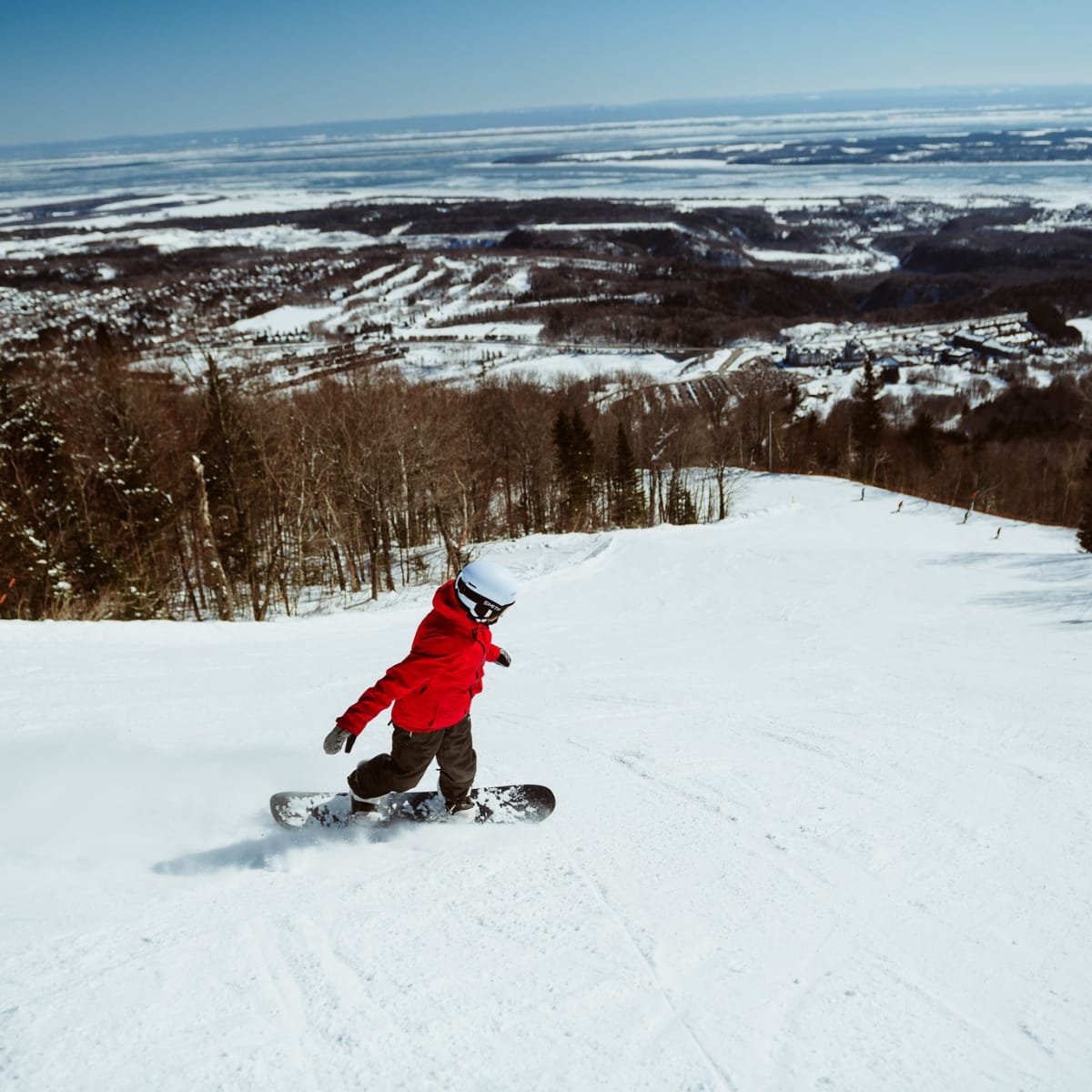 Une personne snowboarding au Mont-Sainte-Anne.
