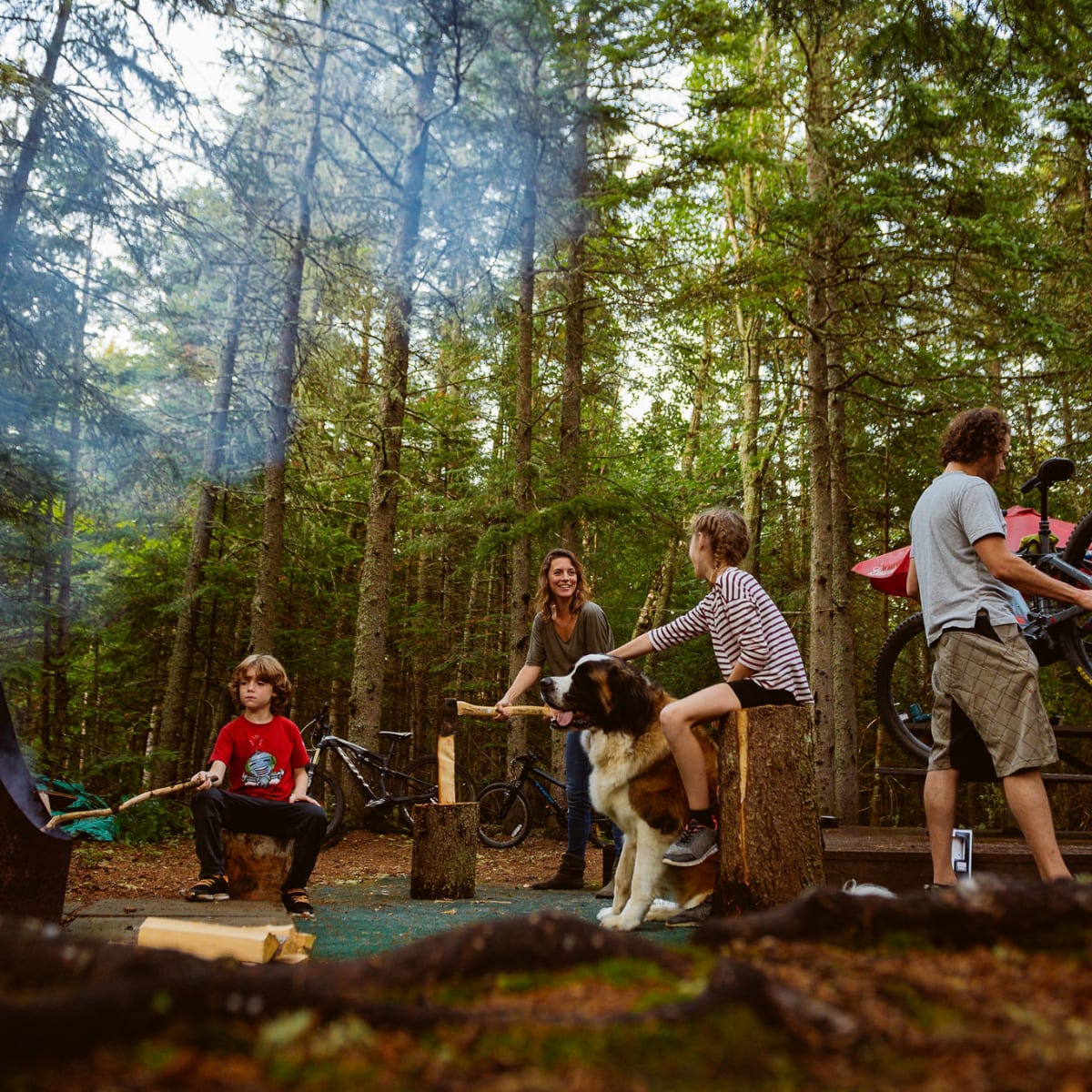 Famille en nature au Mont-Sainte-Anne.