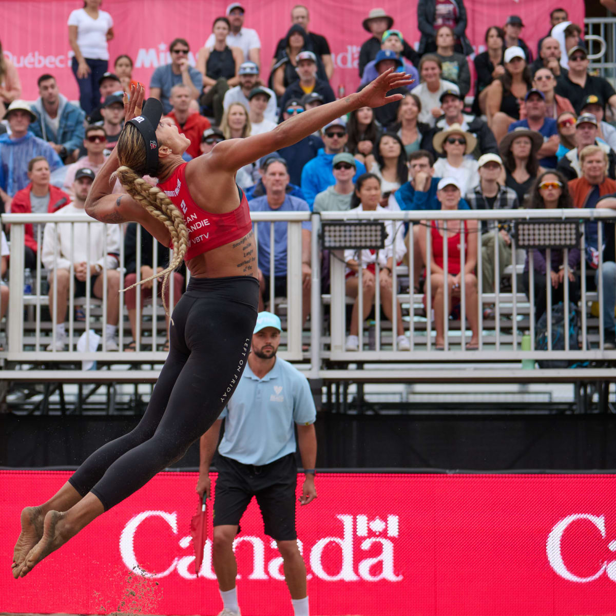 Montréal Beach Pro Tour - Une joueuse de volleyball en plein saut