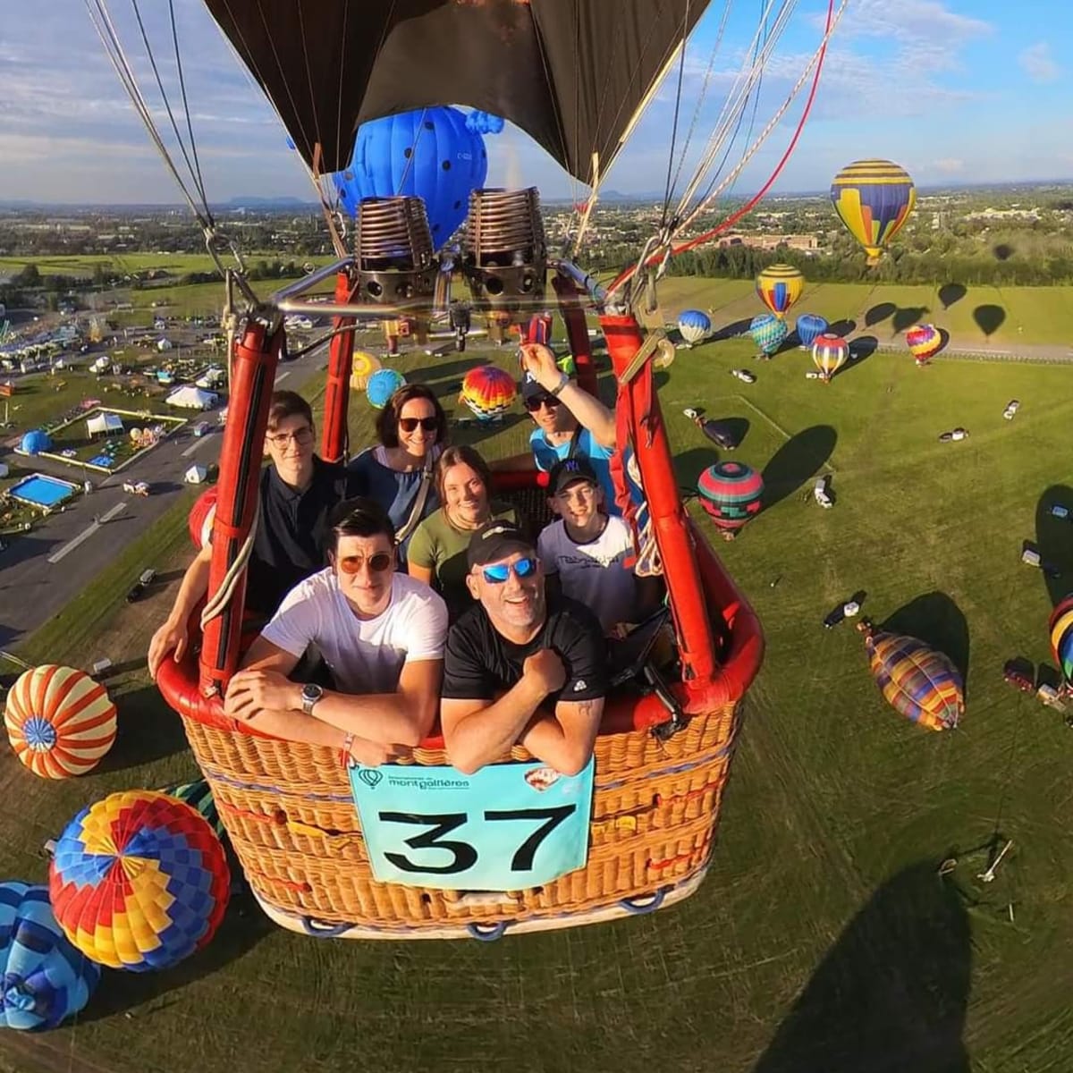 Group in a hot air balloon - Montreal Ballooning.