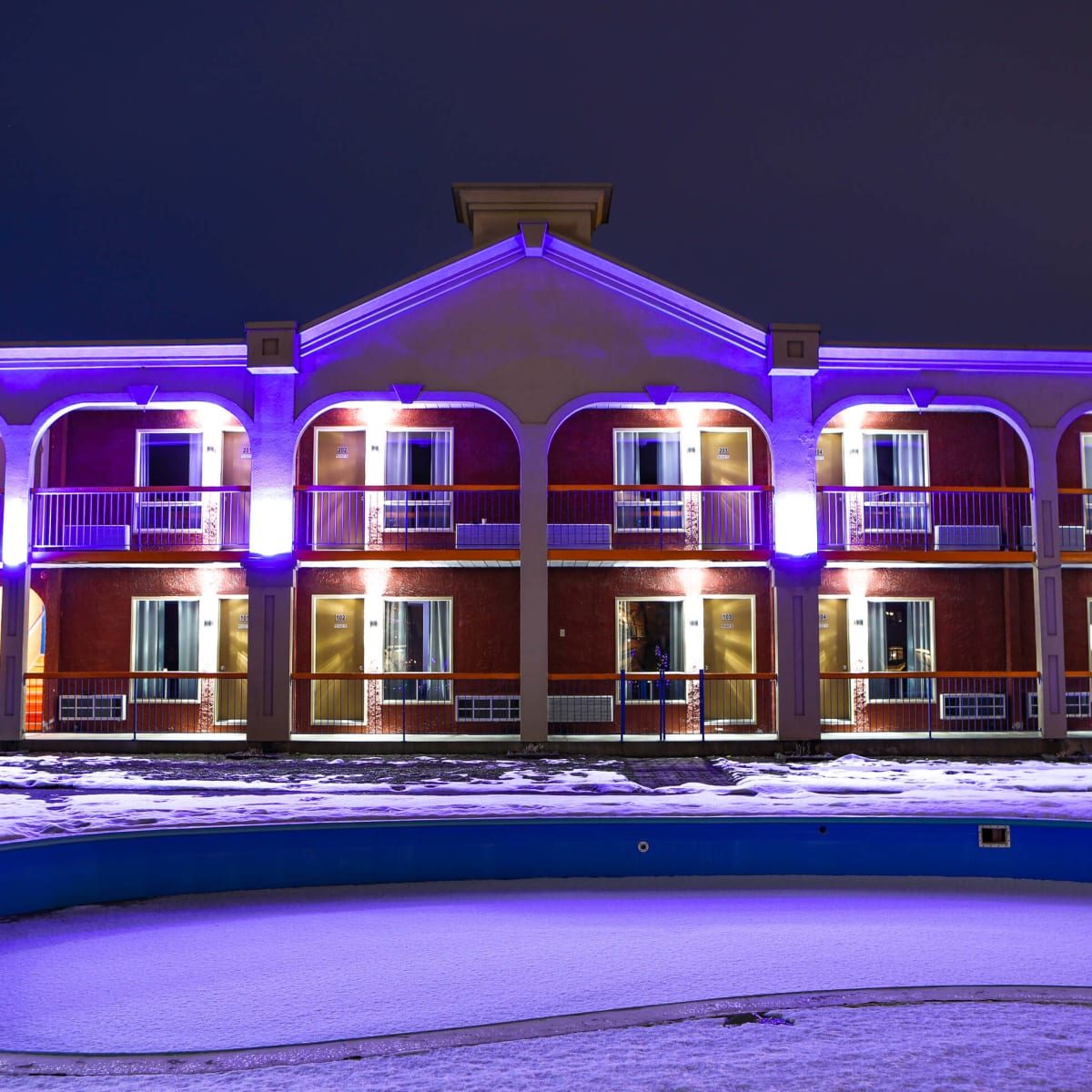 Exterior of the Motel Le Classique in winter.