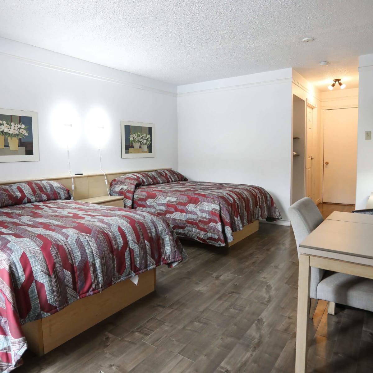 Room with two beds at Motel Le Classique.