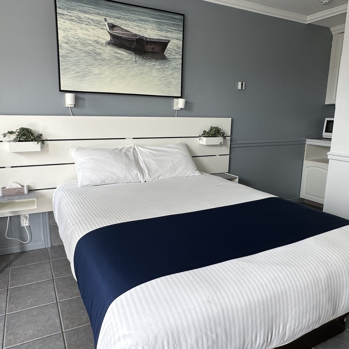 Un lit d'une chambre du Motel Le Refuge.