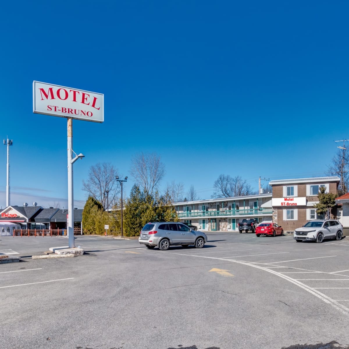 Motel Saint Bruno - Parking in front of the motel