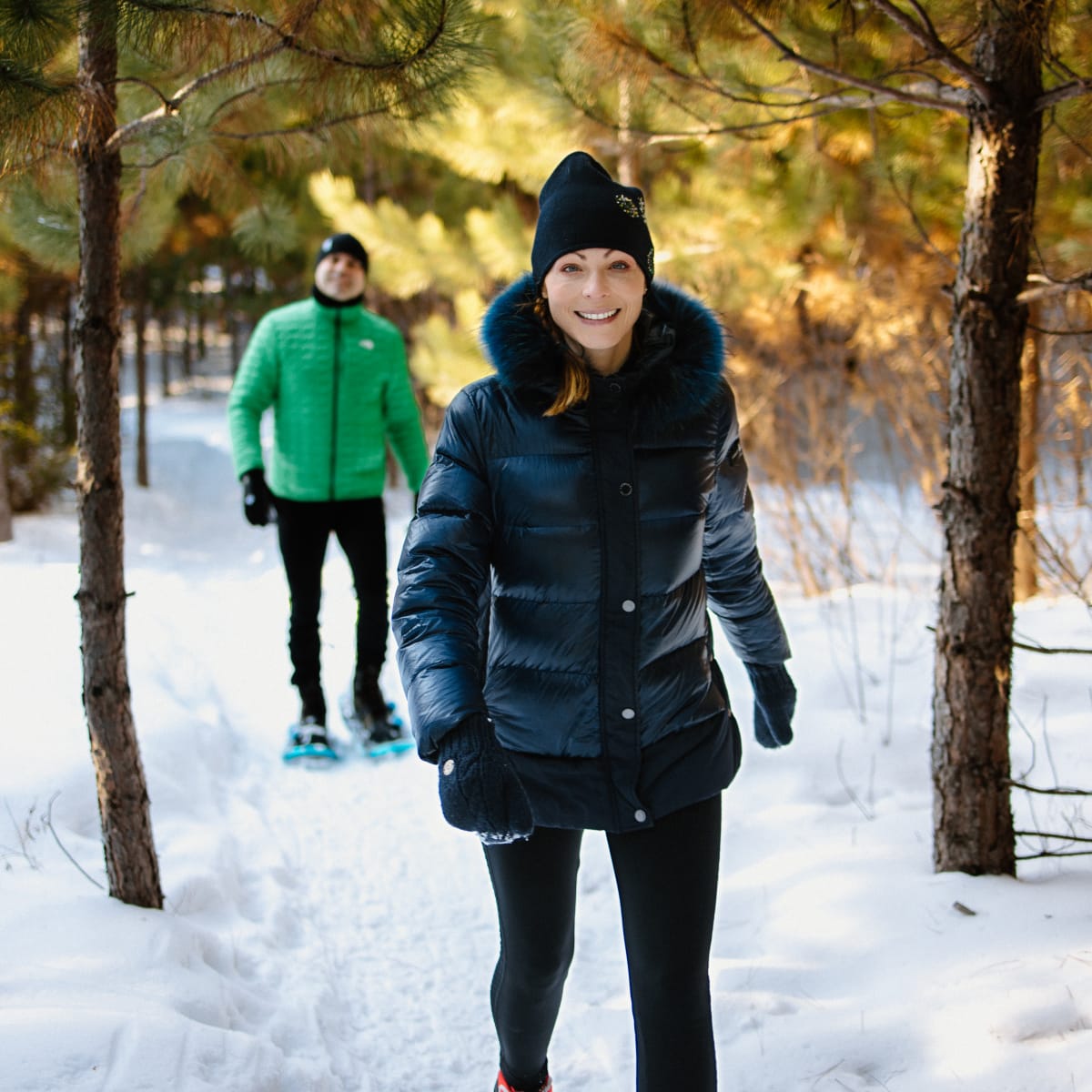 Couple pratiquant la raquette en hiver au Moulin des Pionniers.