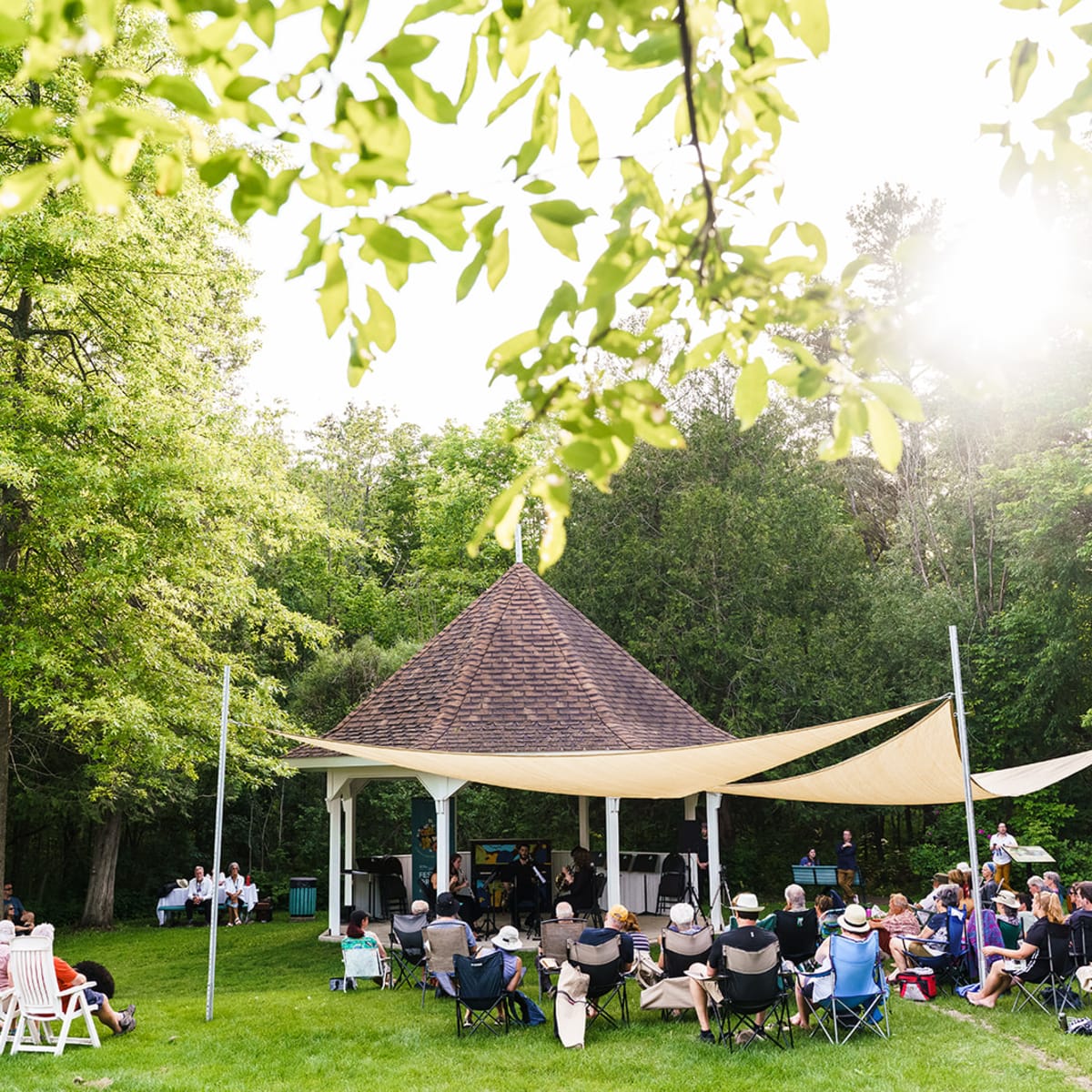 Municipalité d'Orford - An outdoor concert, with spectators seated on folding chairs