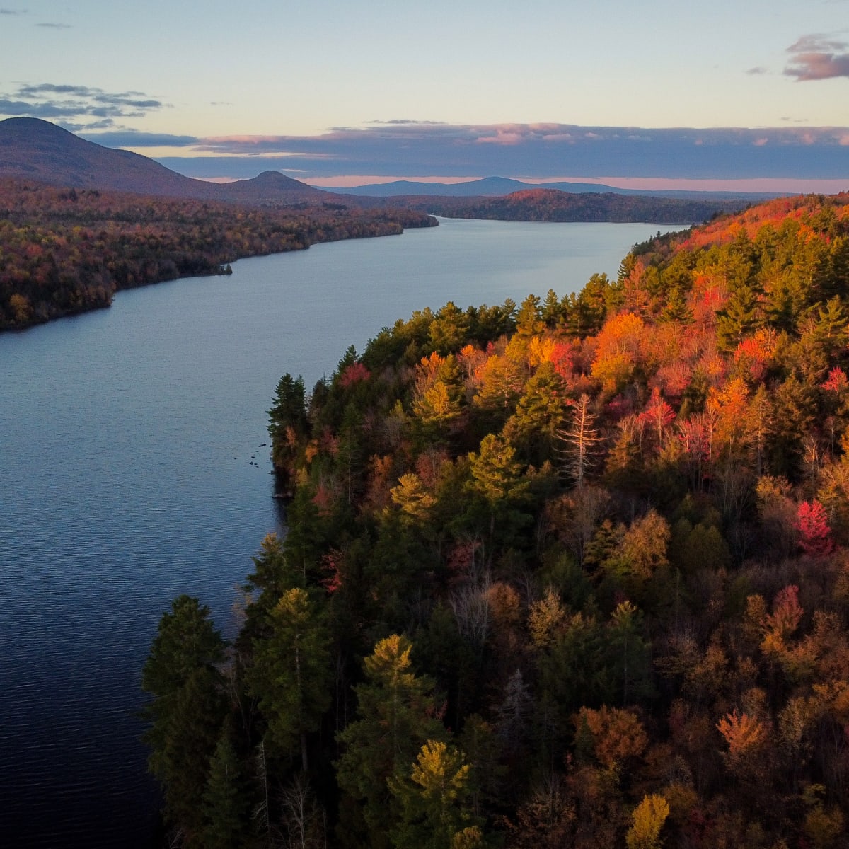 Municipalité d'Orford - A lake and a forest in autumn colors