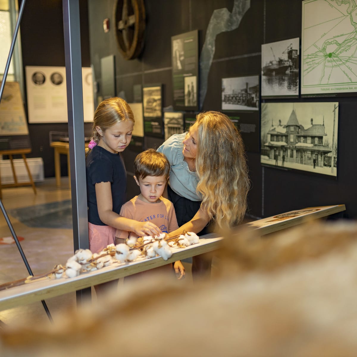 Famille regardant une exposition.