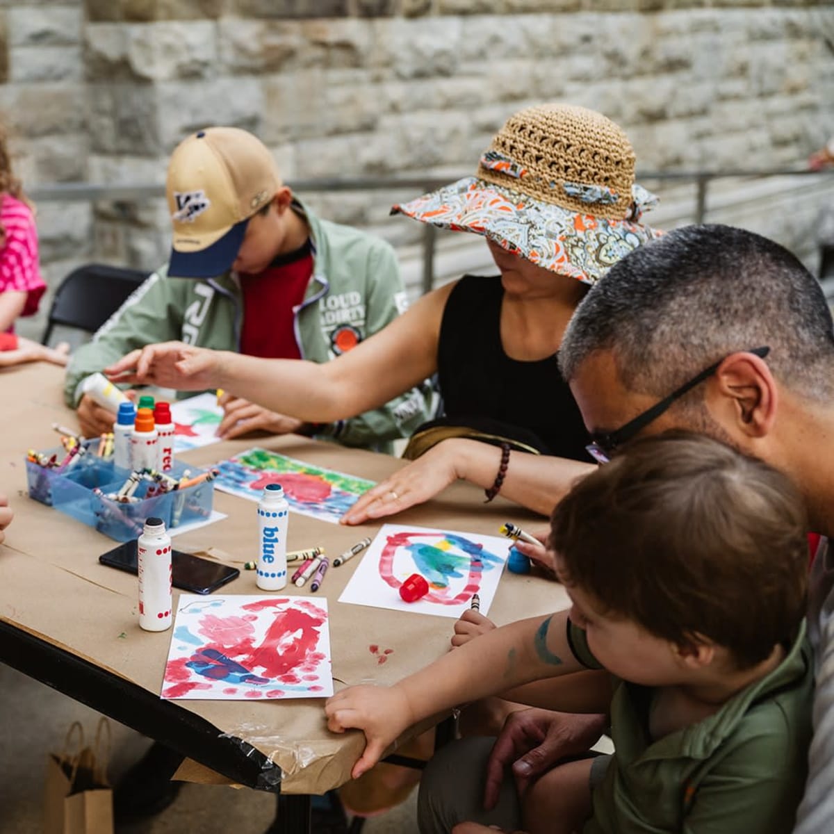 Participant·es à un atelier d'art au Musée des beaux-arts de Montréal.