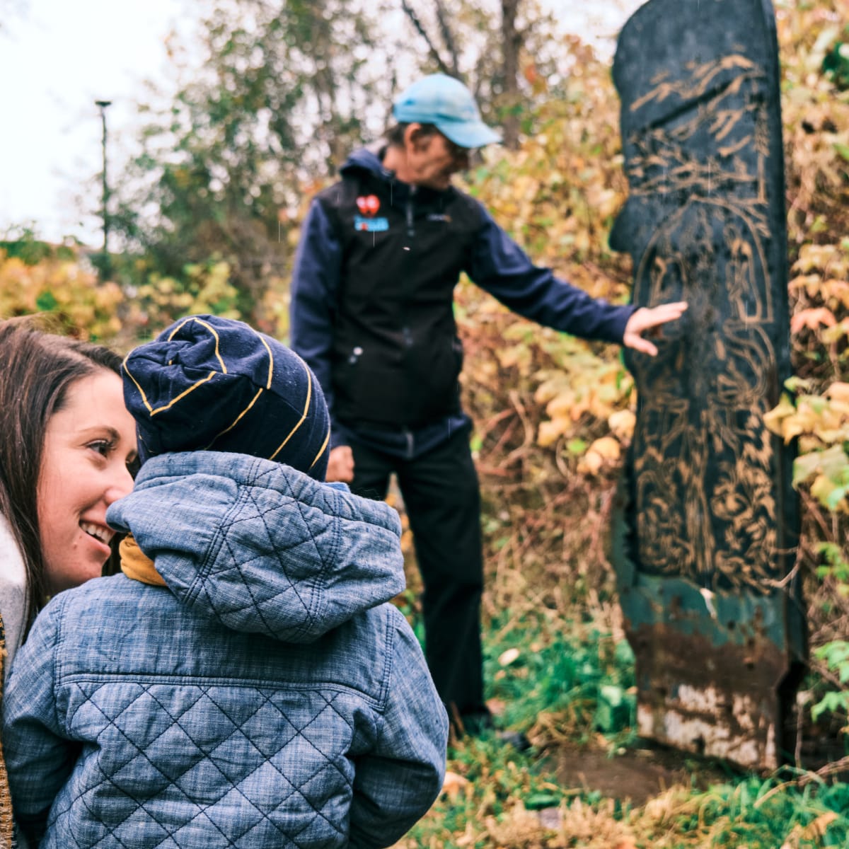 Ilnu Museum of Mashteuiatsh - In nature, a mother and child watch an educator
