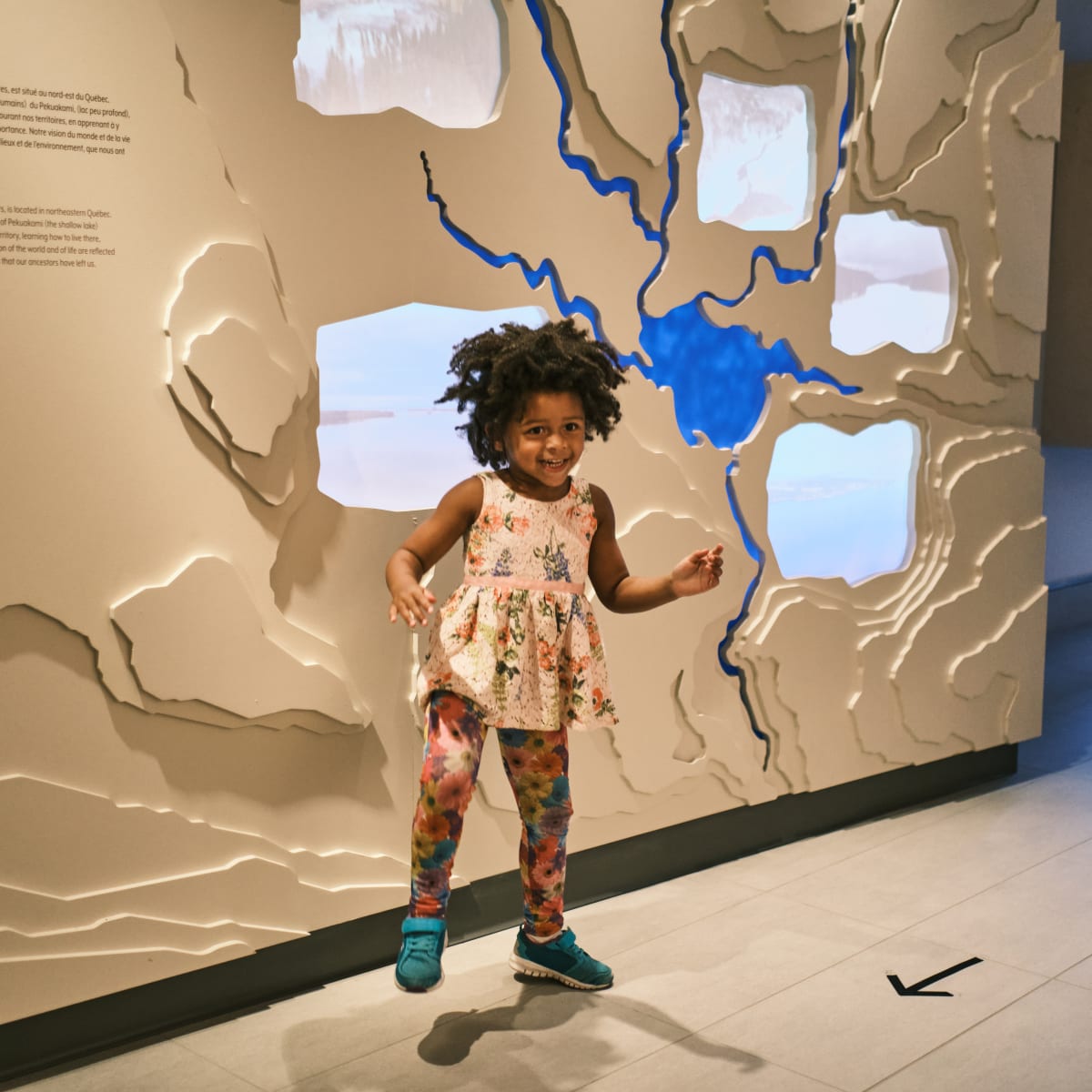 Enfant au Musée ilnu de Mashteuiatsh.