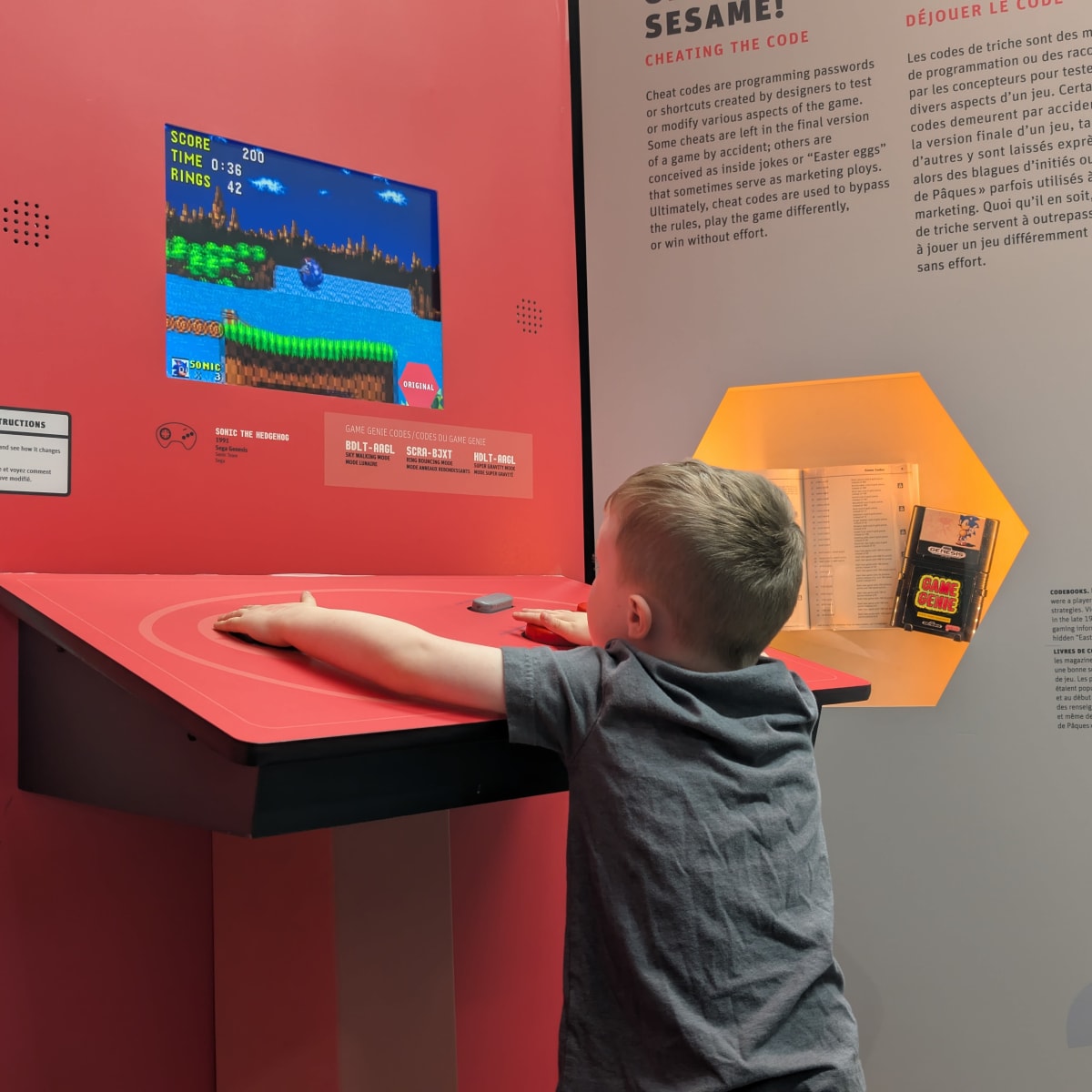 Garçon à l'exposition Maitres du jeu au Musée Minéro.