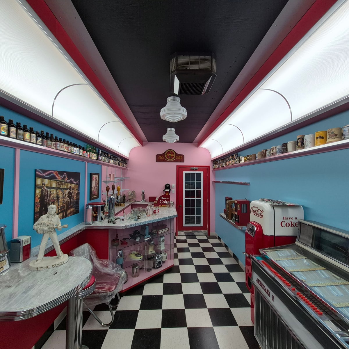 Themed room of a retro American restaurant at the Musée Rodrigue.