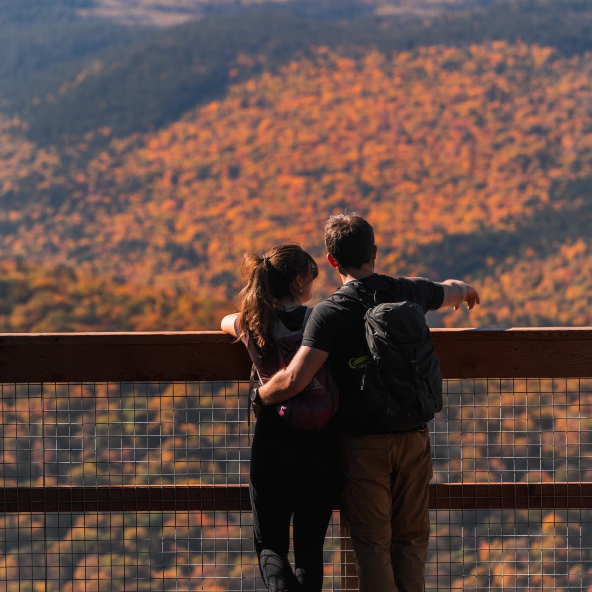 Couple regardant la vue au sommet du sentier L'Escarpement au Parc national de la Jacques-Cartier.