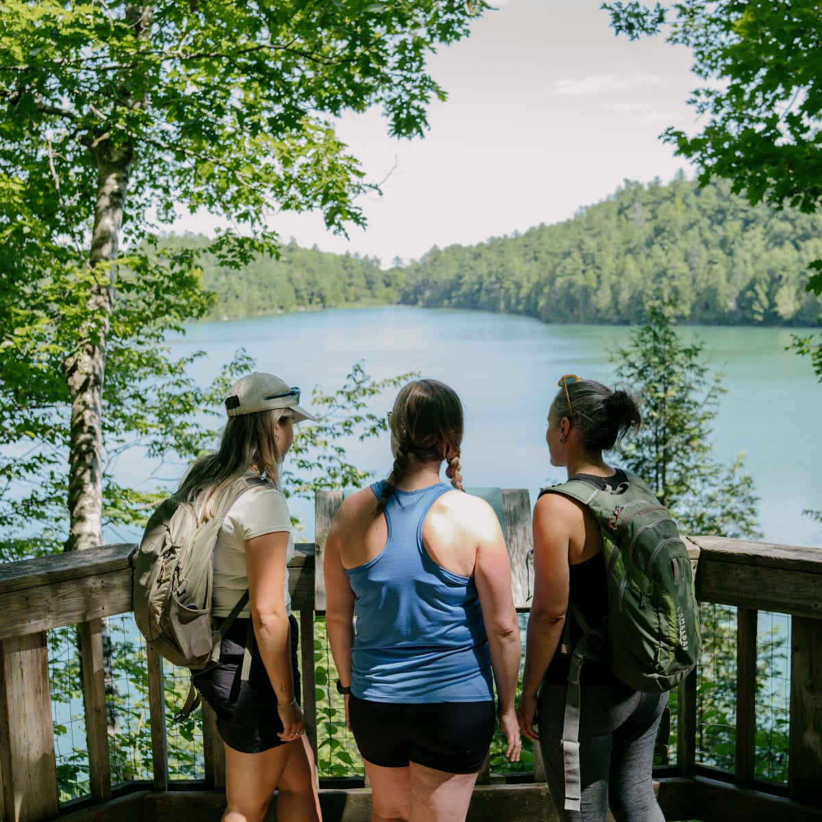 3 randonneuses devant un lac au Parc de la Gatineau. 