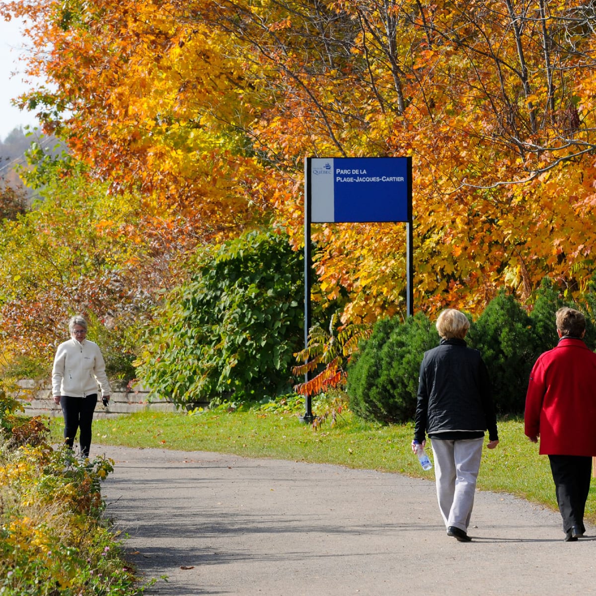 Personnes qui marchent au Parc de la plage Jacques-Cartier en automne.