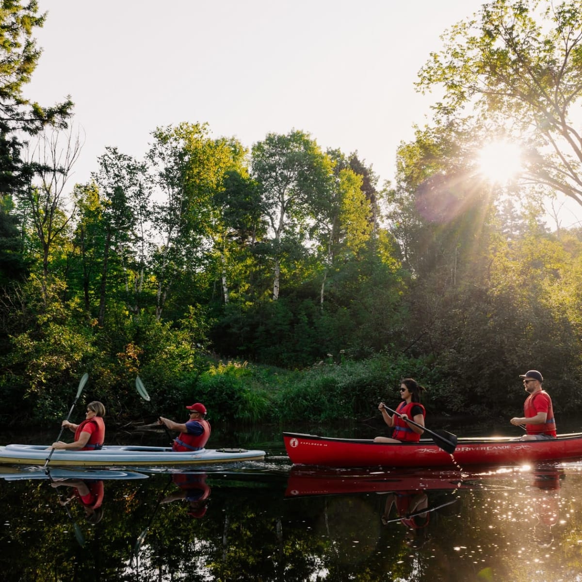 Parc de la Rivière-du-Moulin - One duo in a kayak and another in a canoe