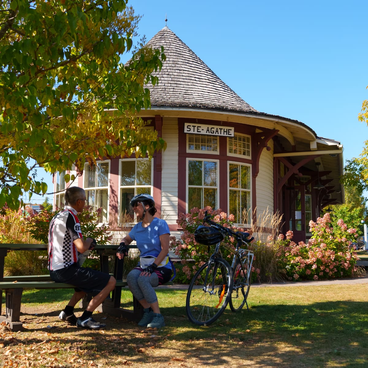 Cyclists taking a break on the P'tit train du Nord linear park.