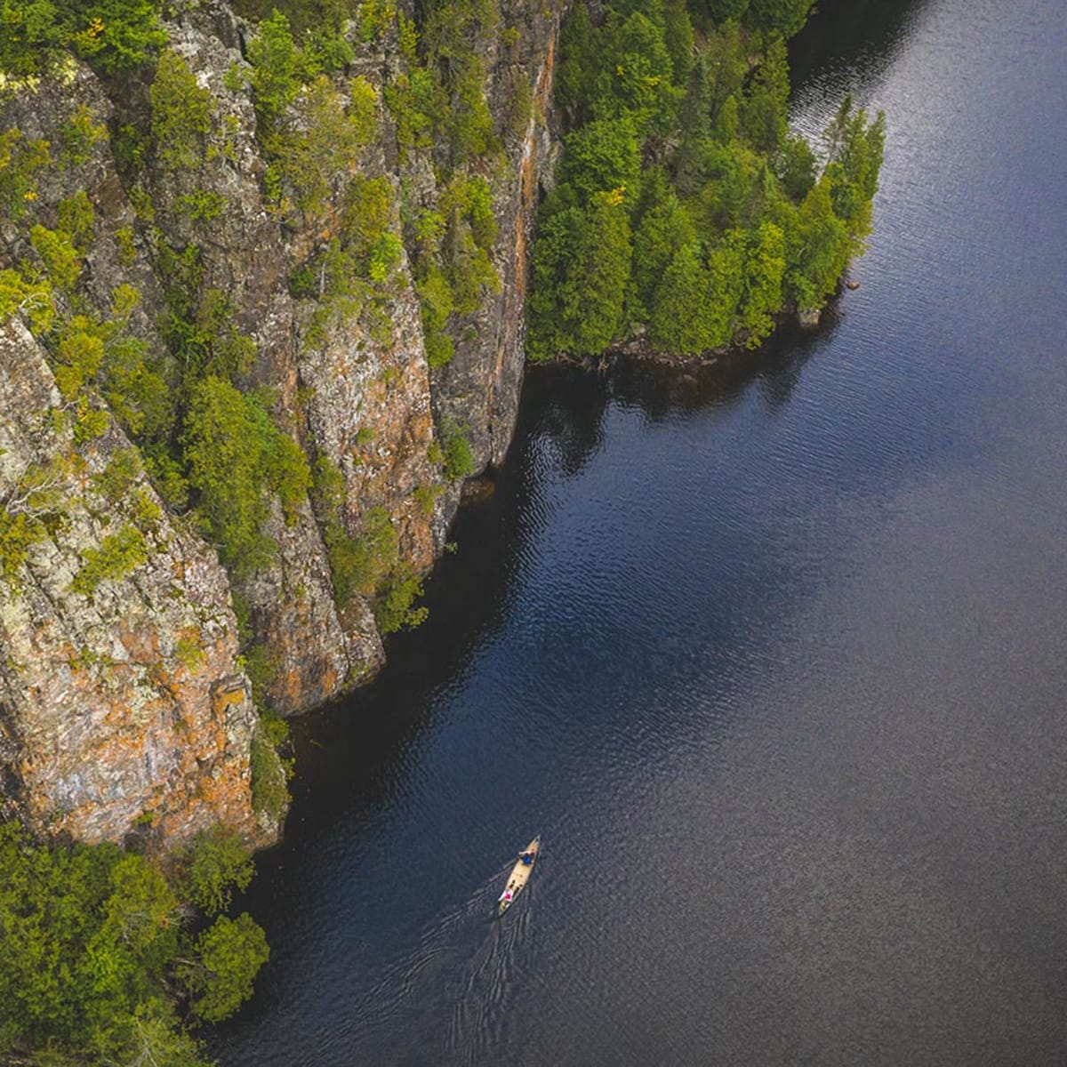 Vue aérienne de personnes en canot au Parc national d’Aiguebelle.