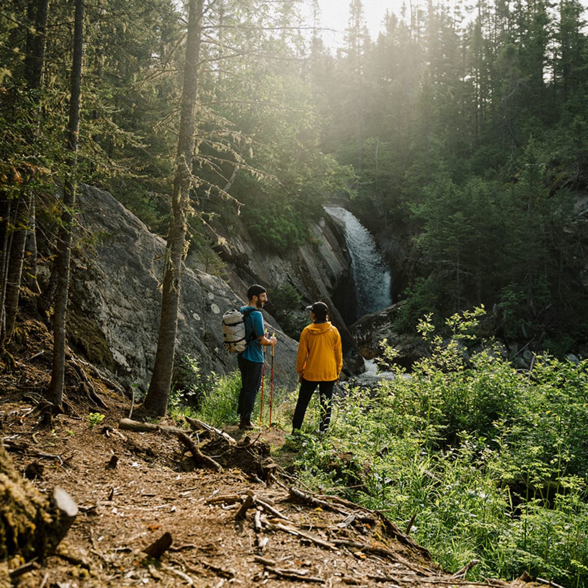 Two individuals hiking at the Parc national des Hautes-Gorges-de-la-Rivière-Malbaie.