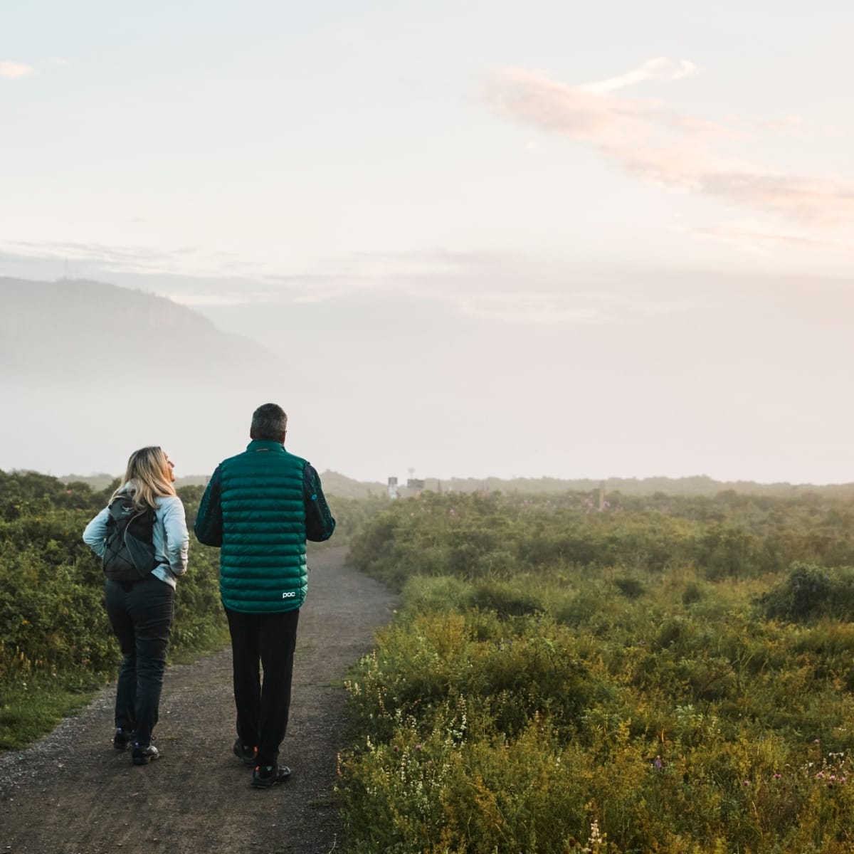 Couple en randonnée au Parc national du Bic.