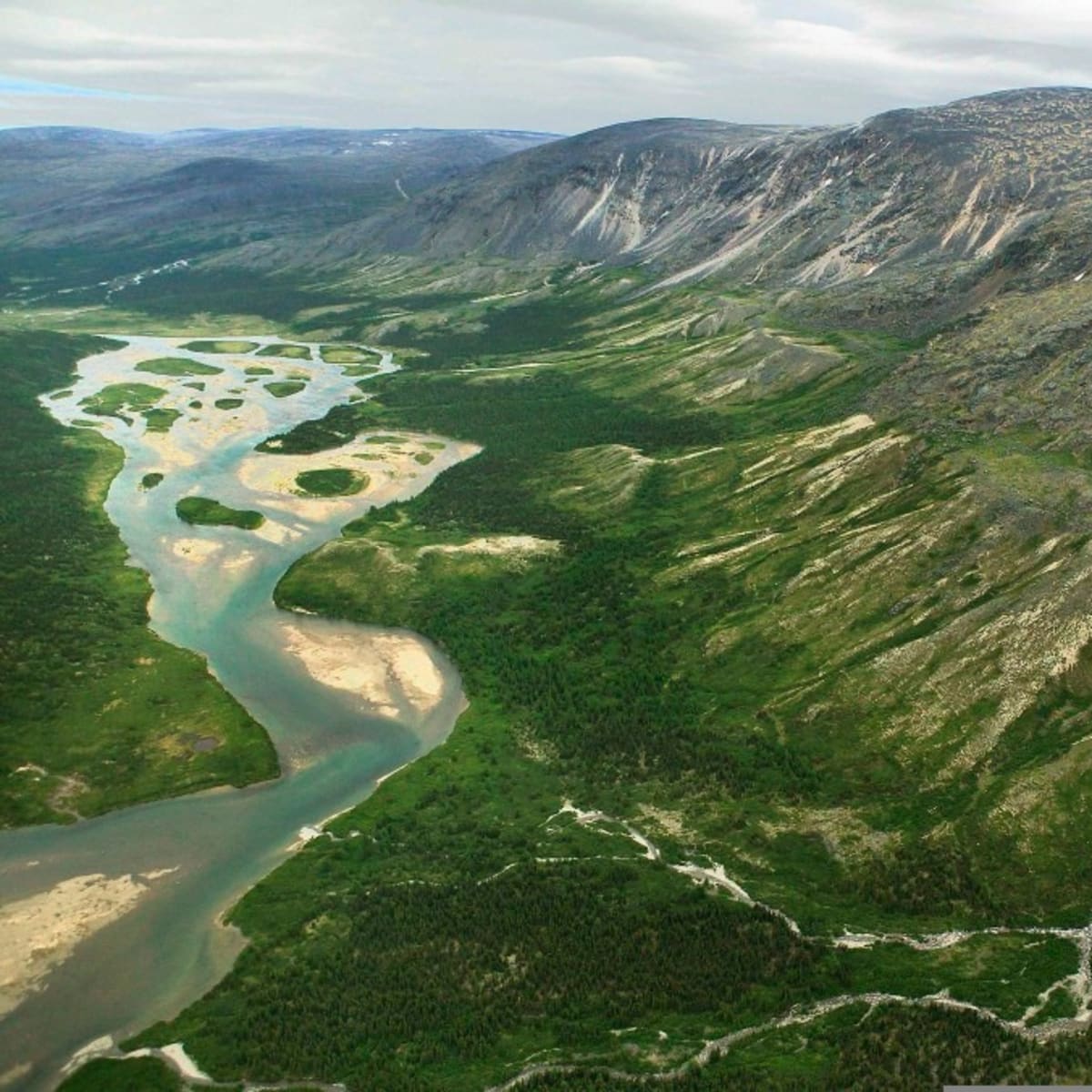 Aerial view au Parc national Kuururjuaq.