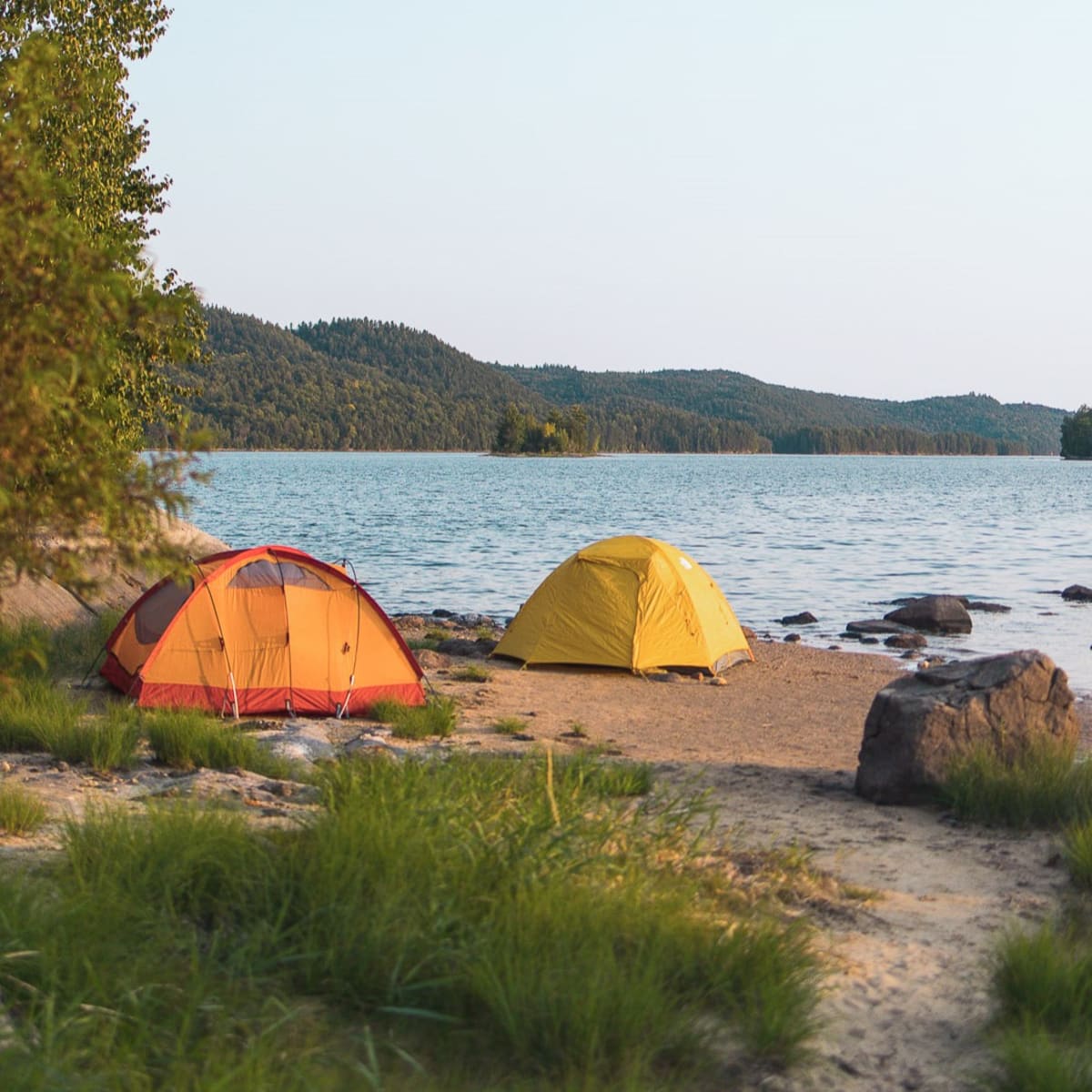 Parc régional du Poisson Blanc - Two tents on the waterfront