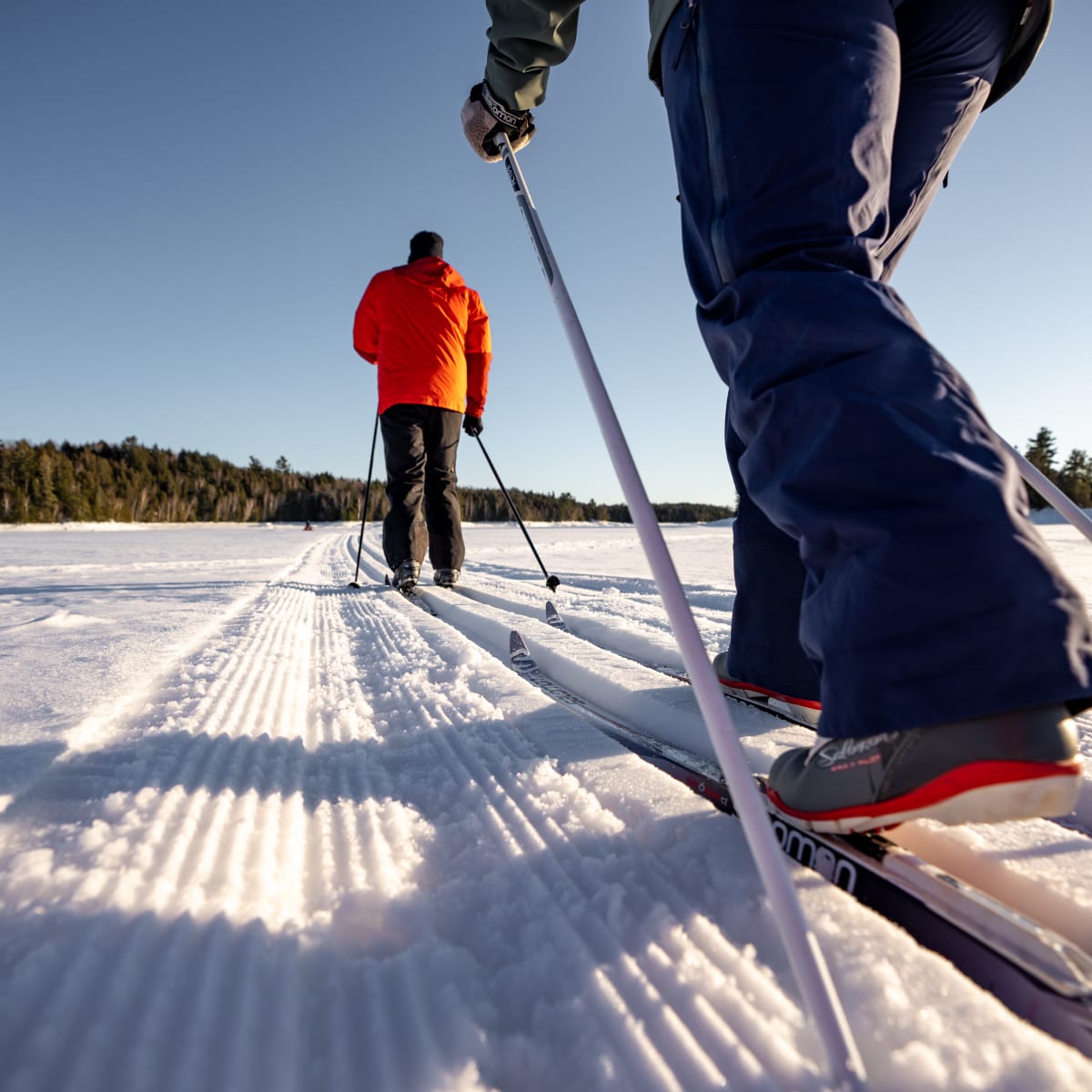 Parc régional du Poisson Blanc - Two people cross-country skiing