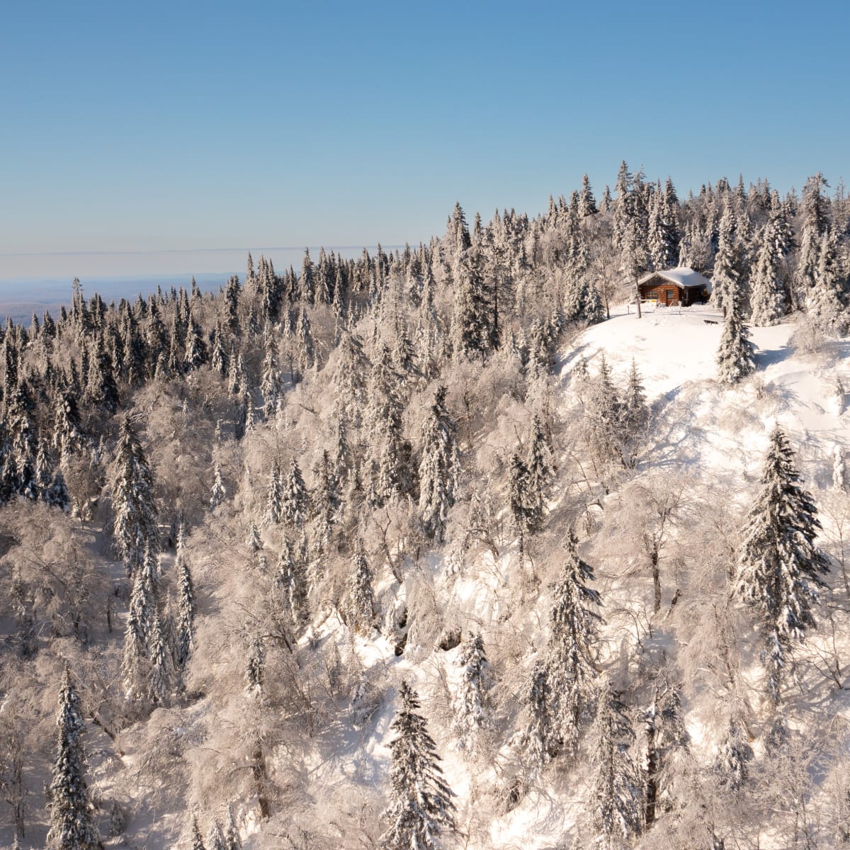 Vue aérienne d'une montagne enneigée au parc régional Montagne du Diable