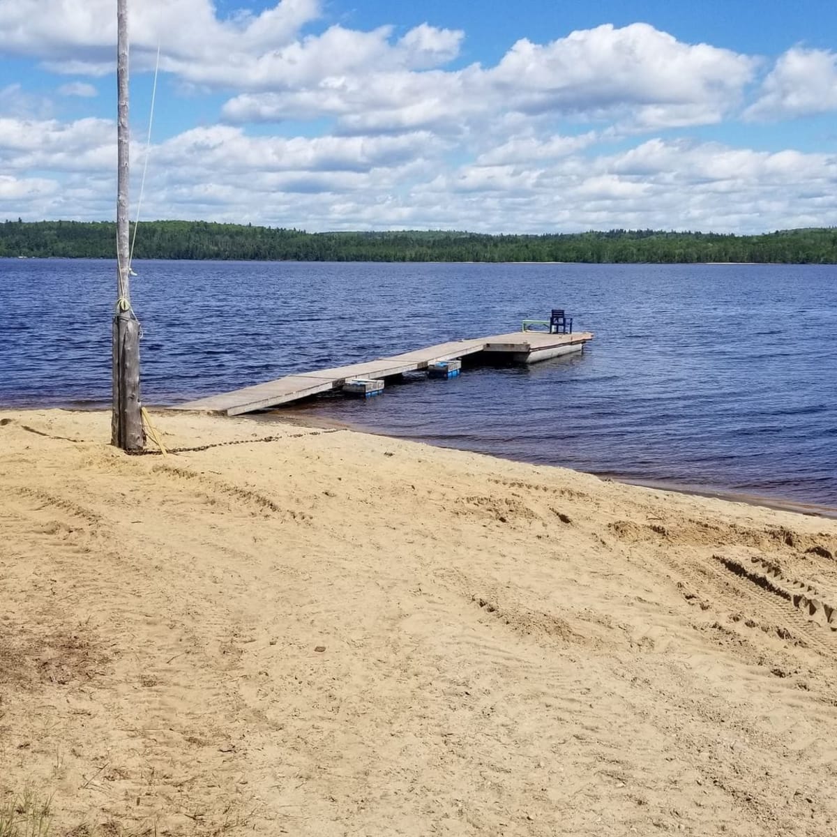 Plage et quai du Pavillon de l'Esturgeon.