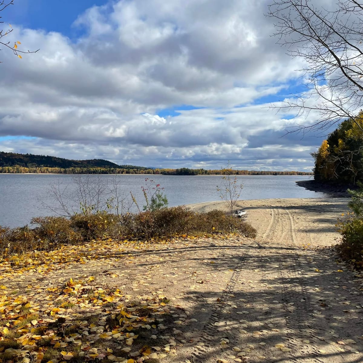 Plage du  Pavillon de l'Esturgeon en automne.