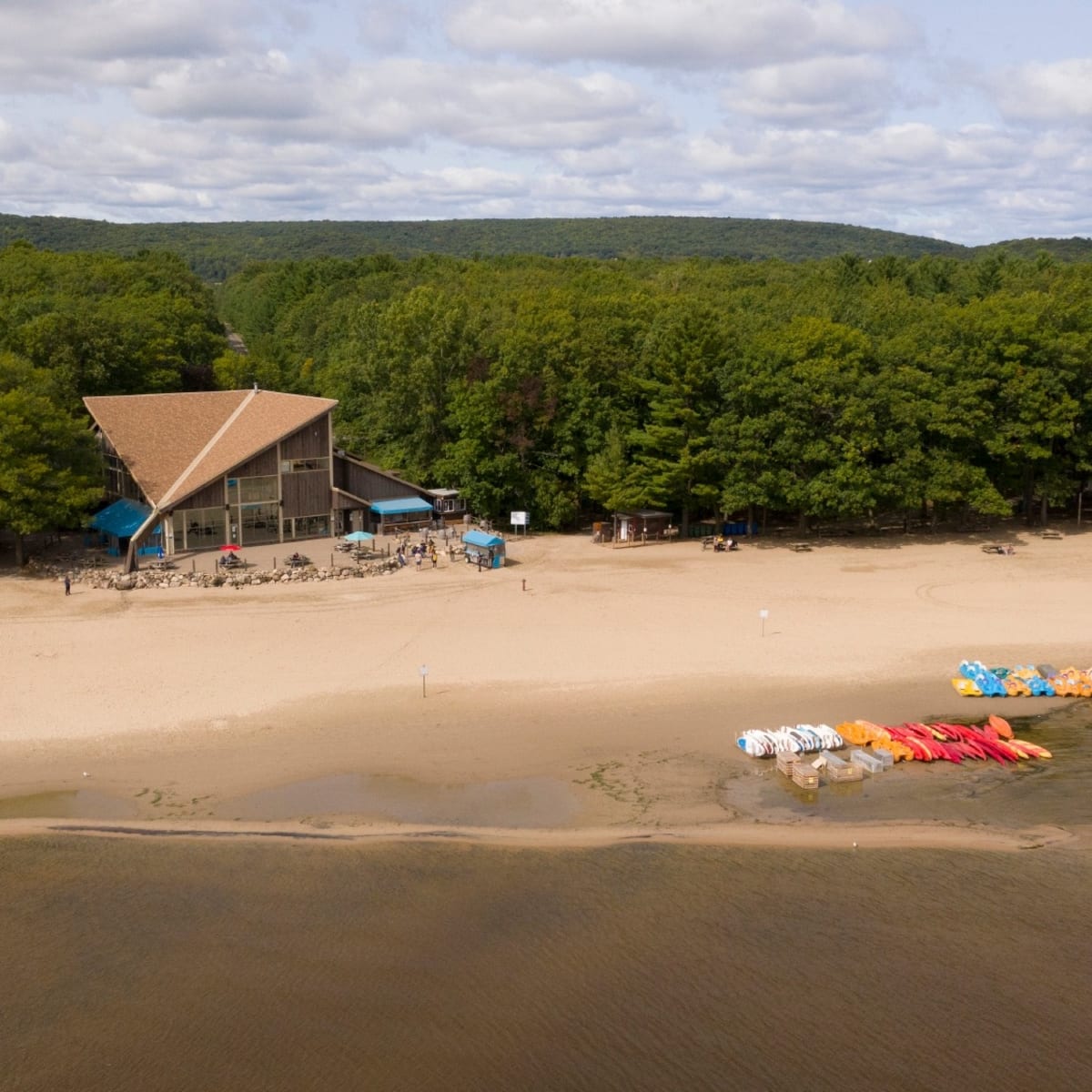 Vue aérienne de la Plage du parc national d'Oka.