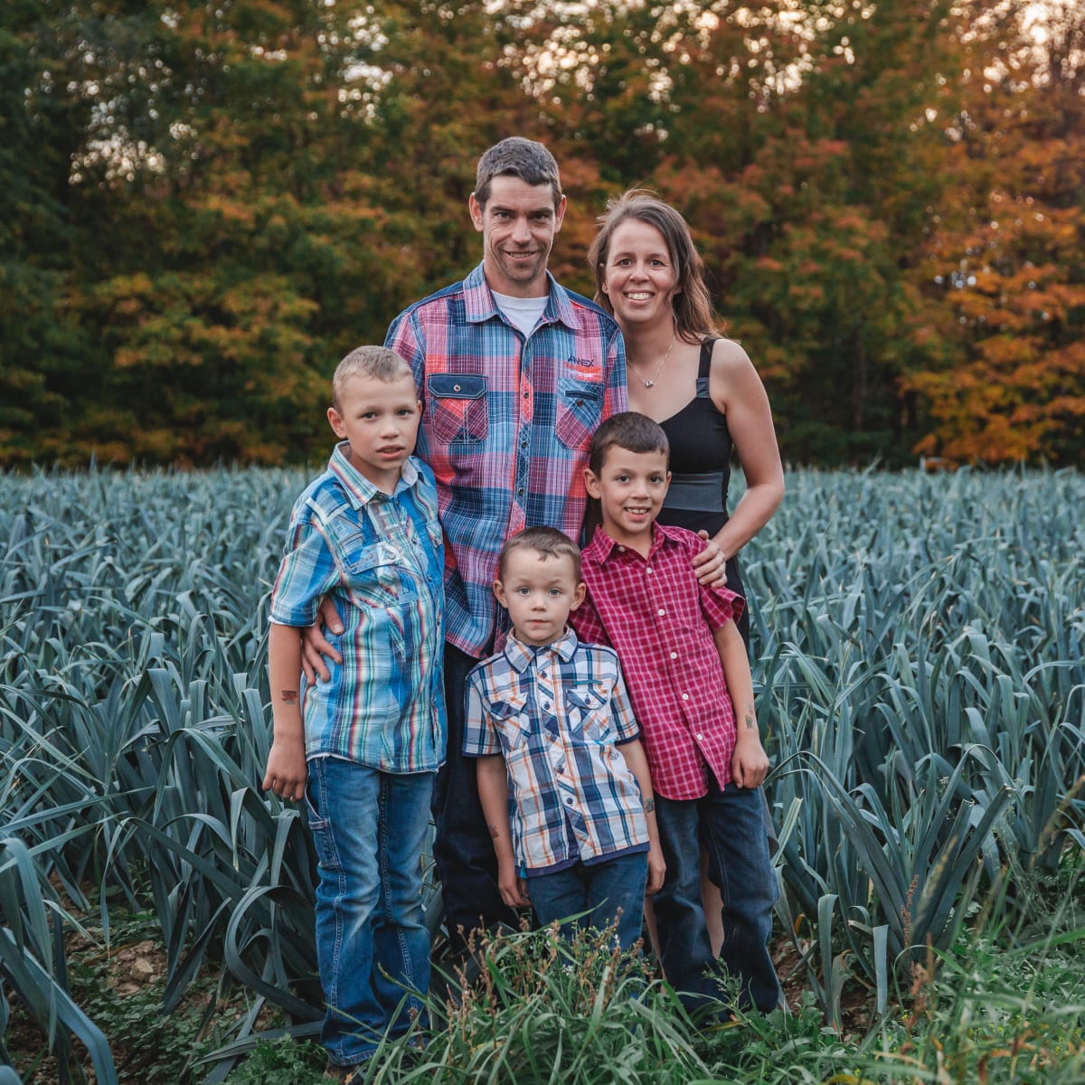 La famille Therrien dans un champ en soirée.