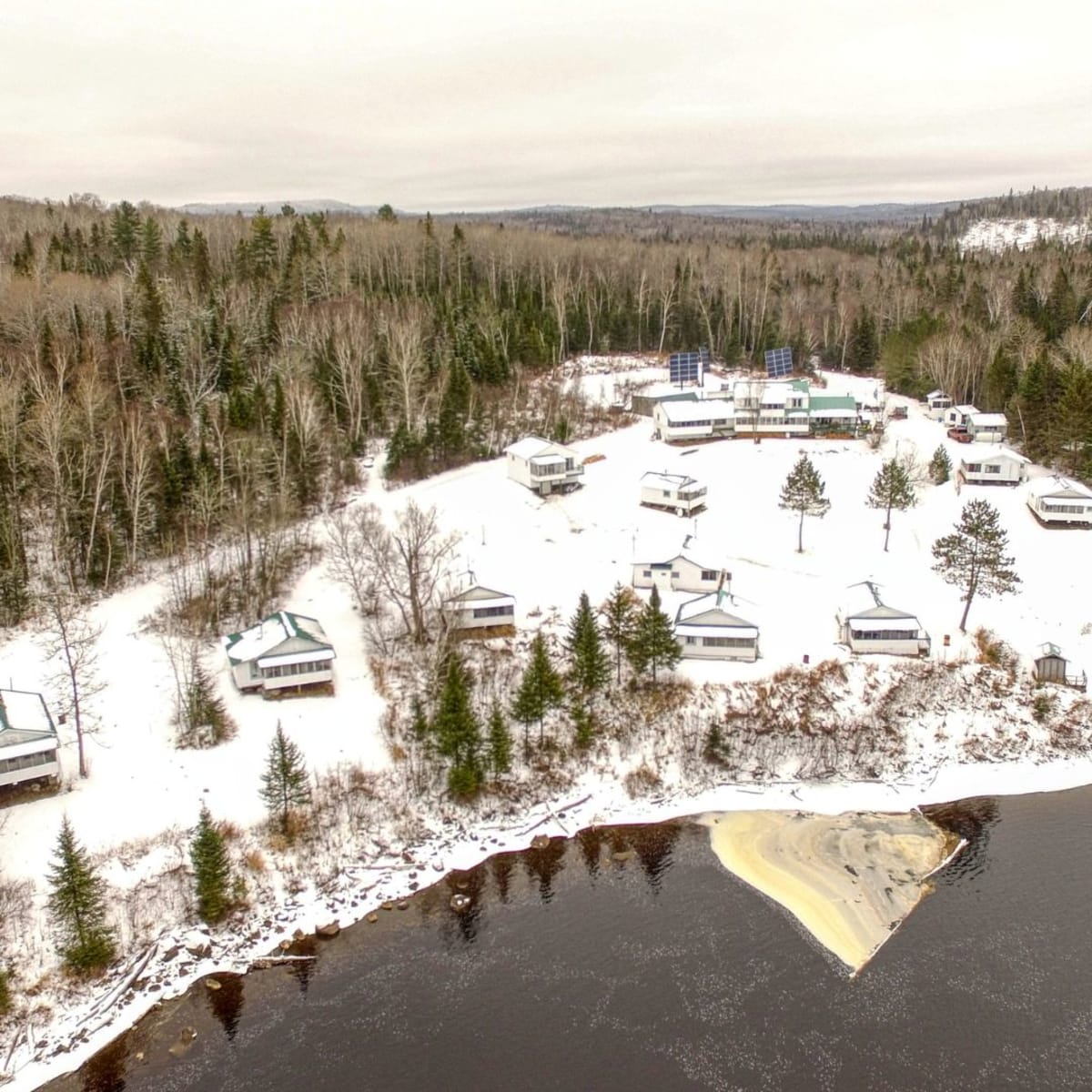 Pourvoirie du Lac Georges Outfitter in winter.