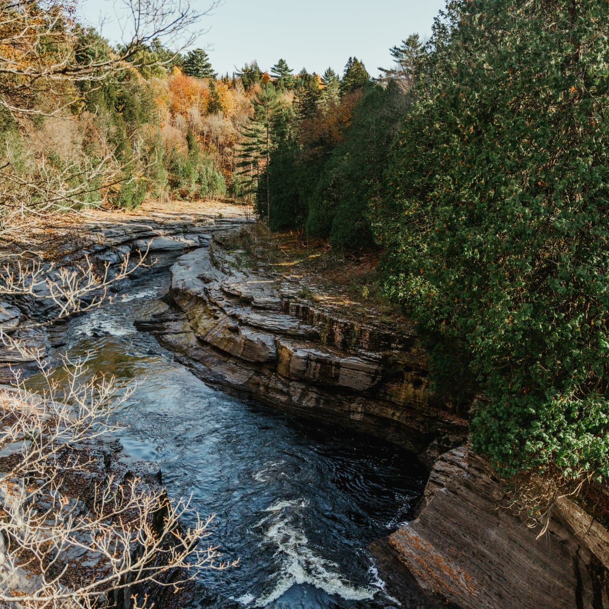 Rivière et paysage d'automne à la Promenade Jacques-Cartier.