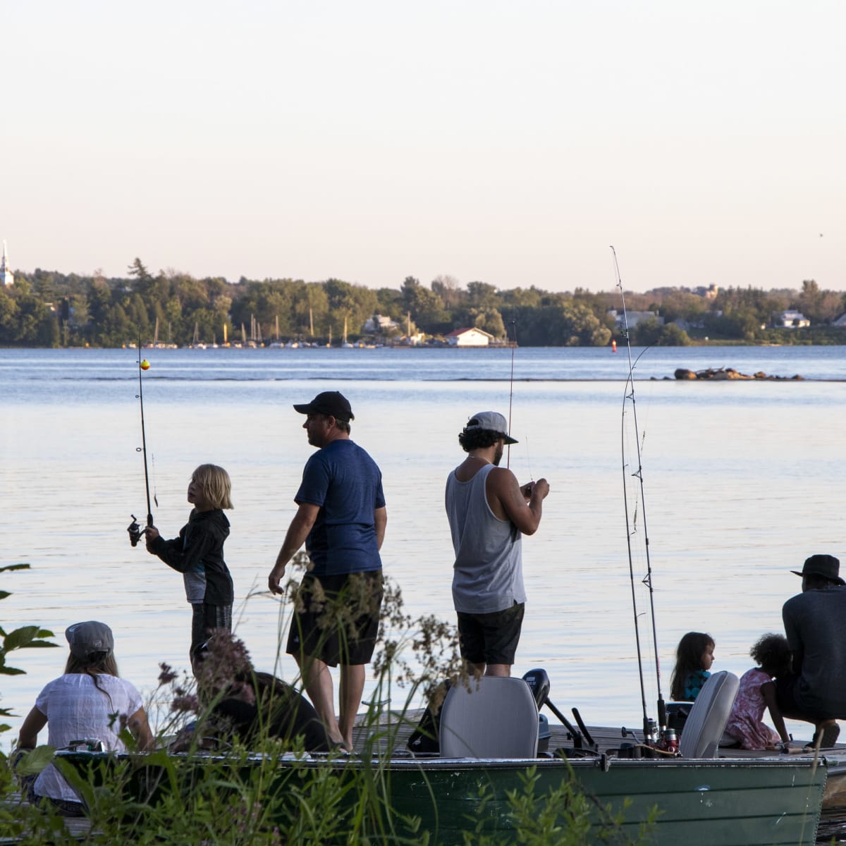 Families fishing in Outaouais.