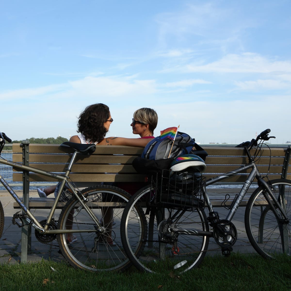 2 adultes sur un banc en pause d'une randonnée à vélo.