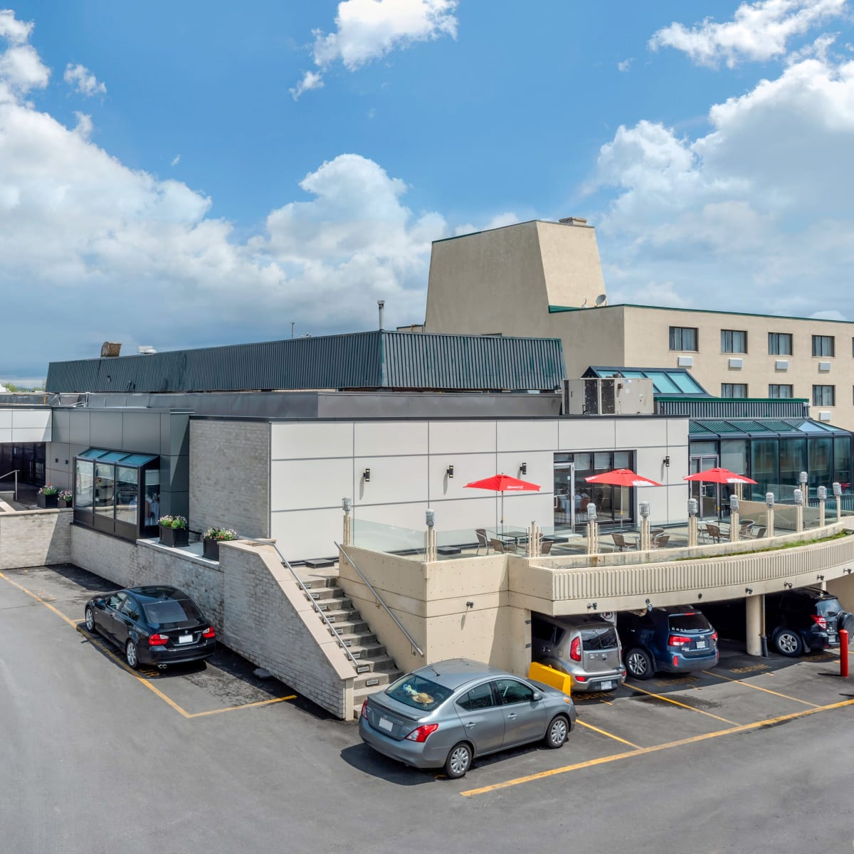 Quality Hotel Dorval Aéroport - Exterior of the hotel