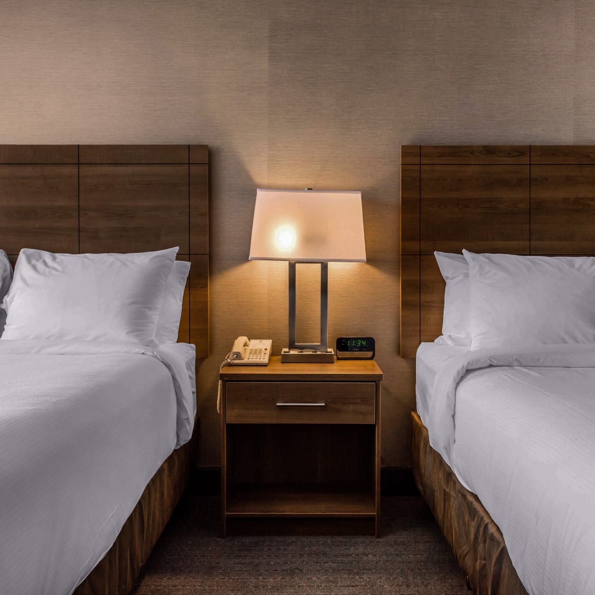 Quality Hotel Dorval Aéroport - Two beds separated by a nightstand