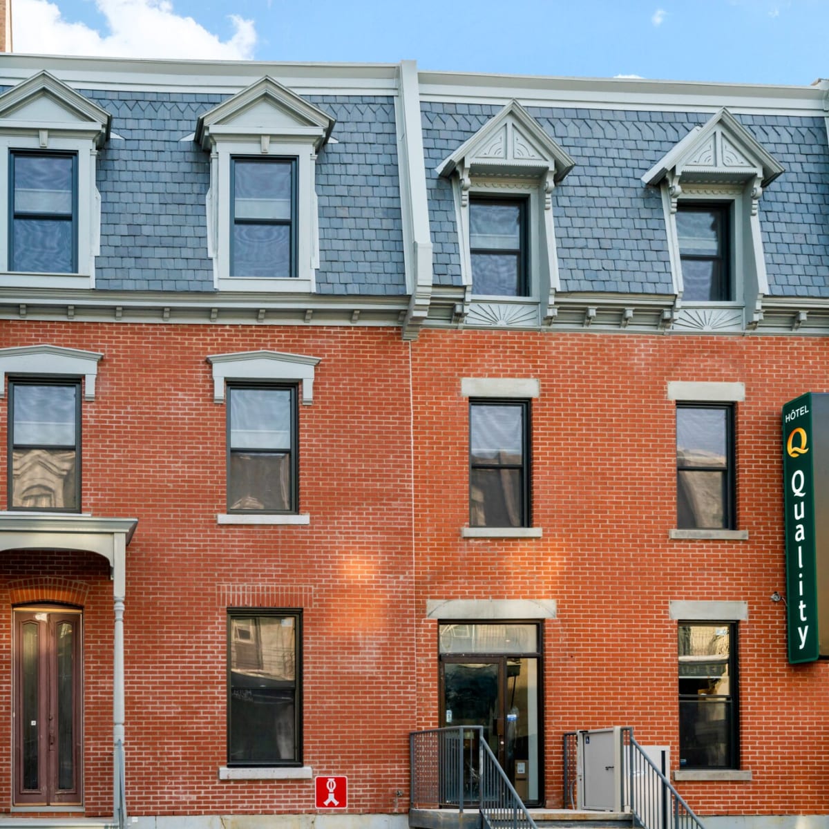 Quality Inn Centre-Ville - Red brick facade of the hotel