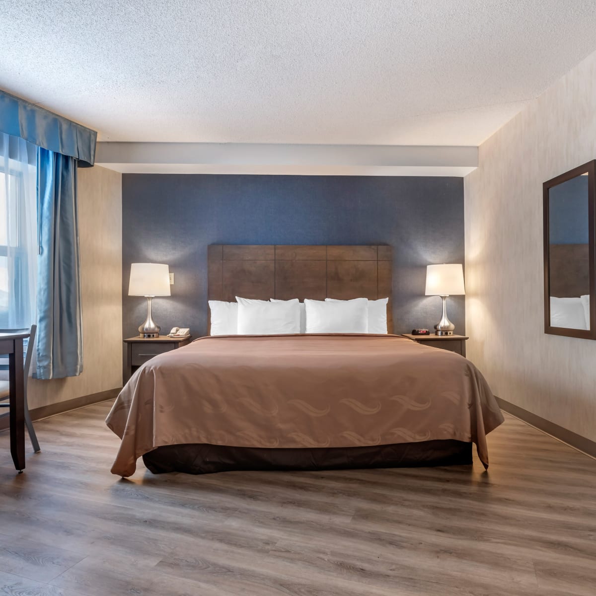 Quality Suites Québec - Room with one bed