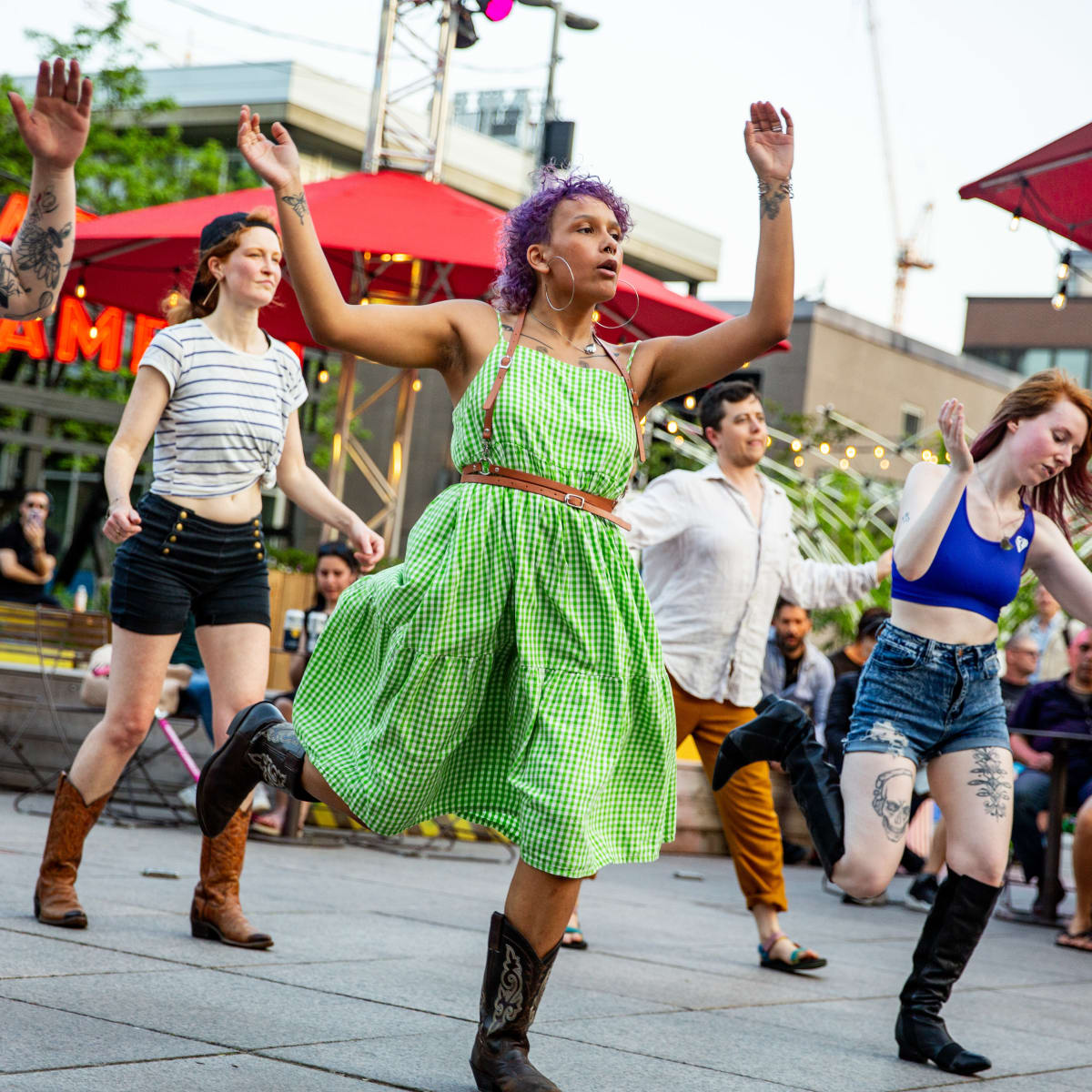 Danse en ligne avec SPURS - Quartier des spectacles.