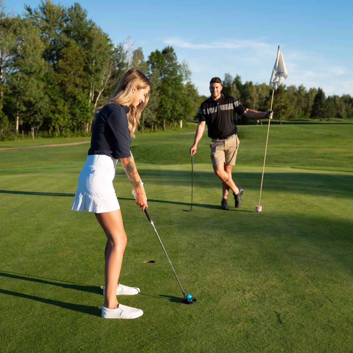 Jeune couple en train de jouer une partie au Golf Le Sélect.