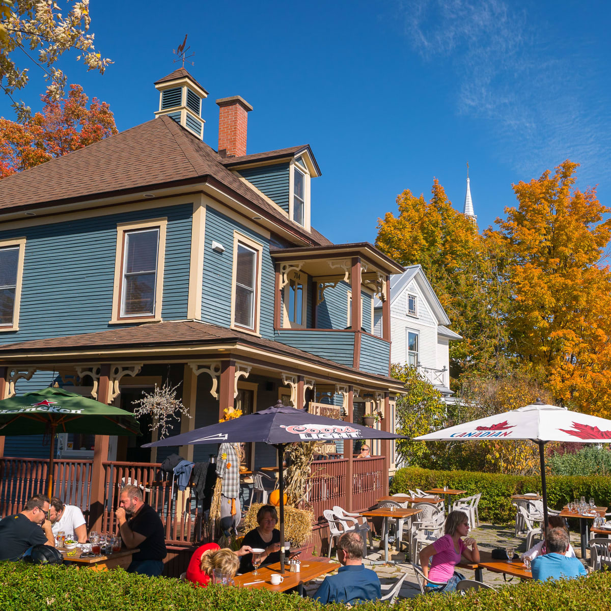 Clients mangeant sur une terrasse d'un restaurant à l'automne. 