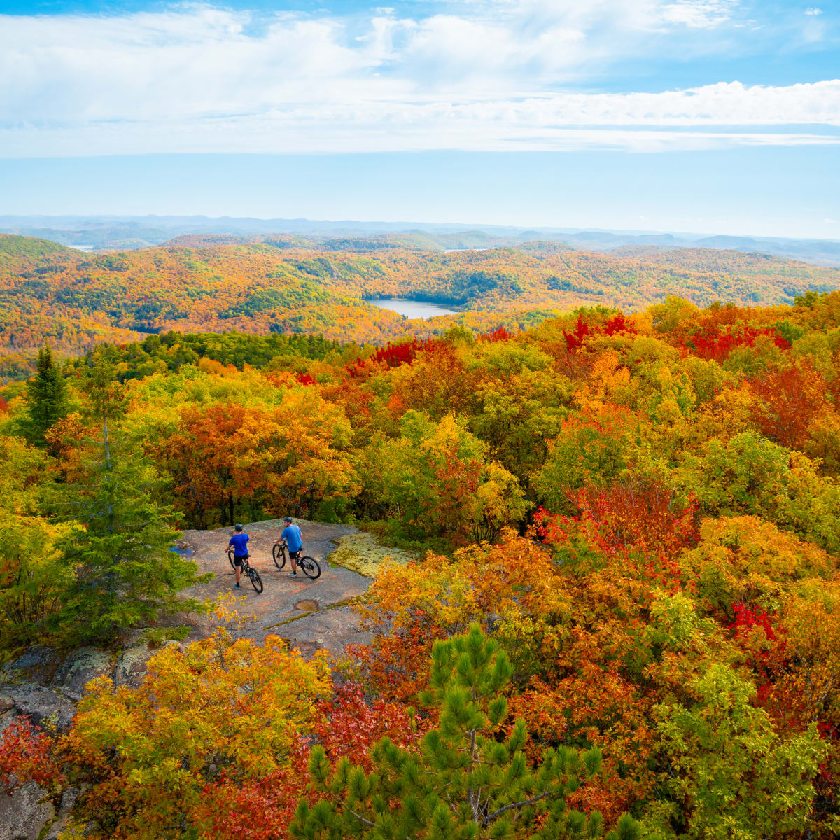 Couple on bike in the fall in Outaouais.