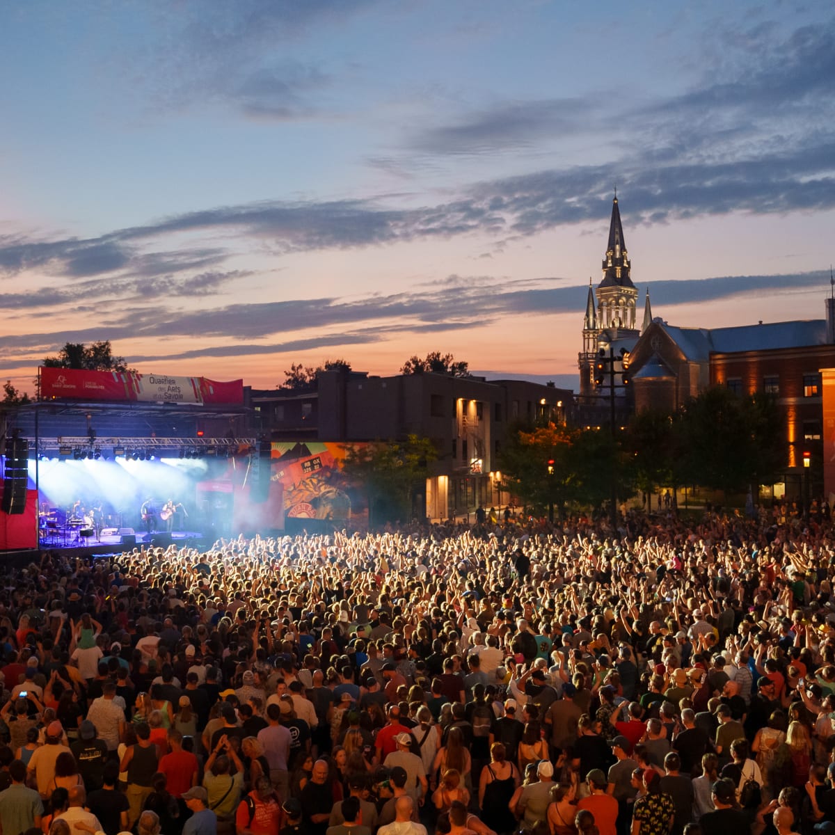 Crowd and outdoor show in Saint-Jérôme.