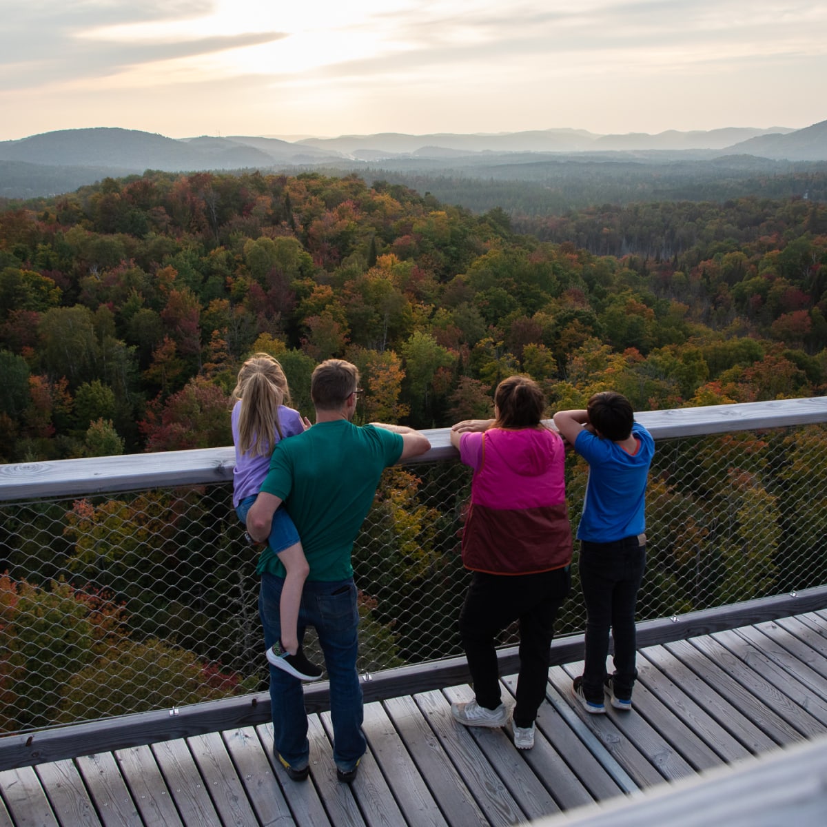 Famille au Sentier des cimes Laurentides.