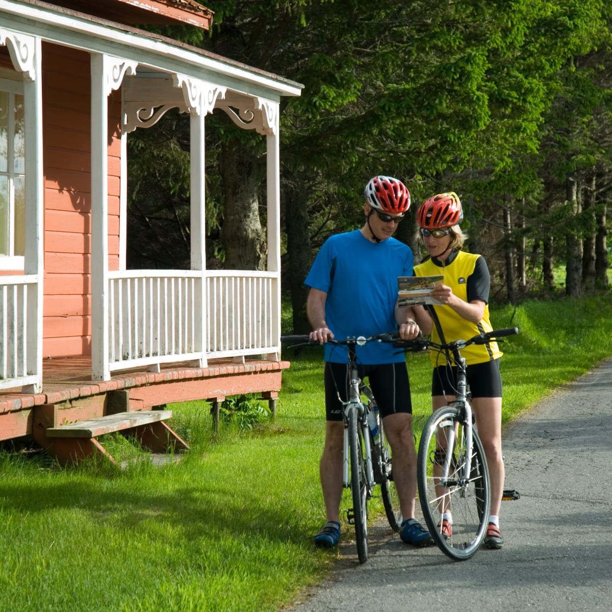 Ideas to plan your summer in Quebec - Couple on bikes checking the road.